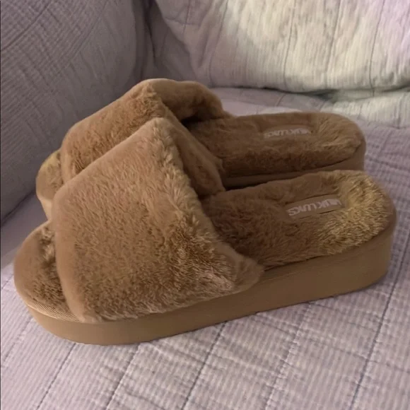 Muk Luks Women's Tan Fuzzy Slippers - Picture 4 of 4